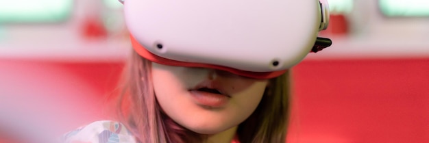 Jogo vr e realidade virtual garoto menina gamer diversão de oito anos jogando na gravação de vídeo de simulação futurista ou explore o jogo de estudo em óculos 3d e joysticks no banner de tecnologia de sala vr