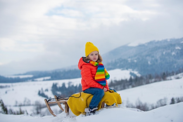 Jogos ativos de inverno ao ar livre para crianças feliz natal conceito de férias menino aproveitando o inverno jogando w