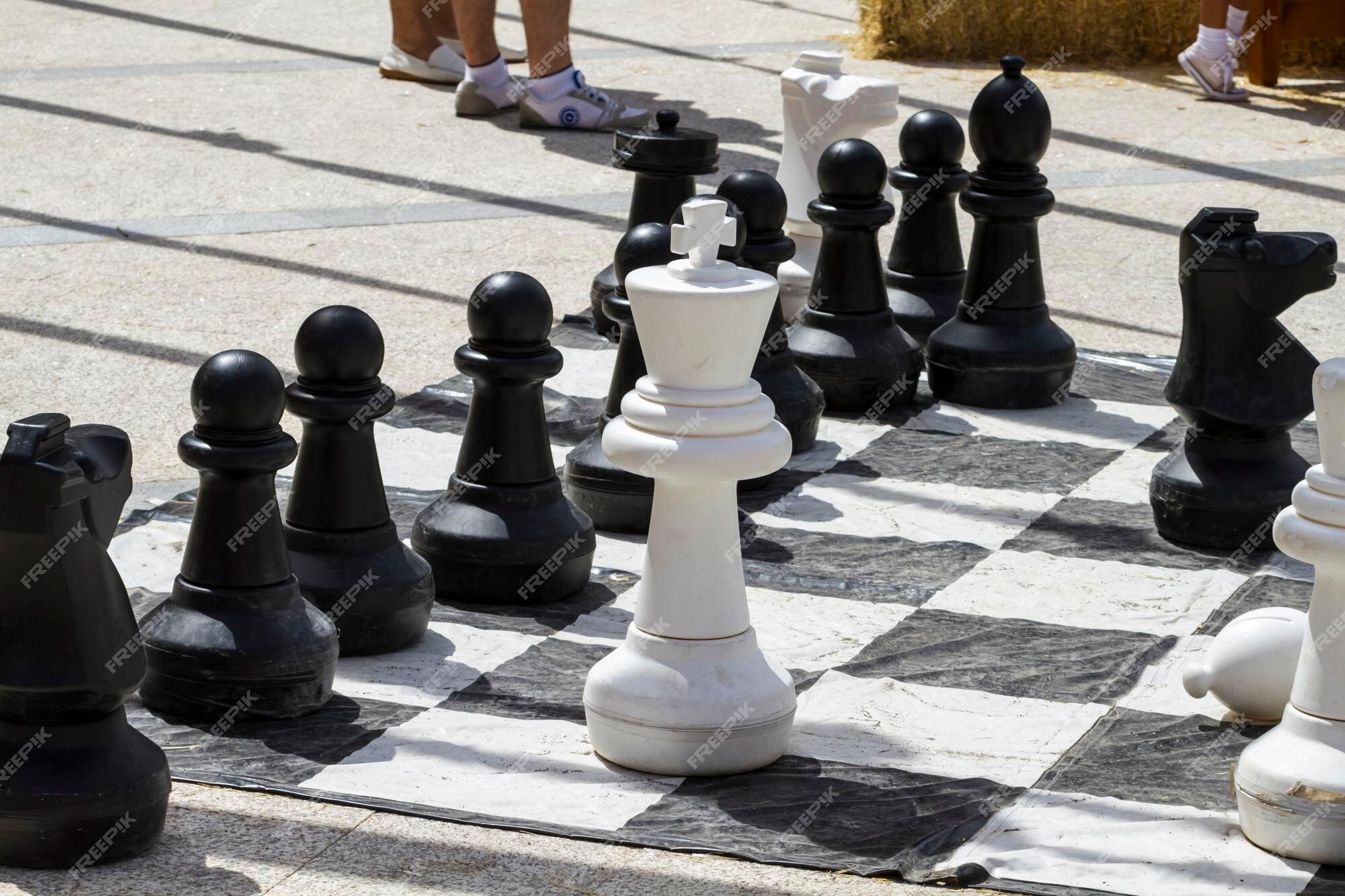 Jogos de xadrez gigantes na rua com peças grandes