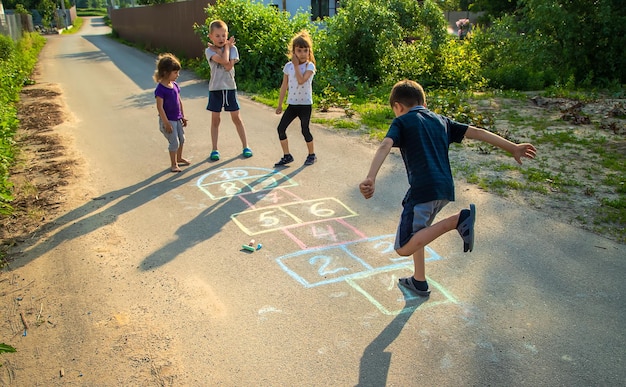 Jogos infantis de rua em clássicos. foco seletivo.