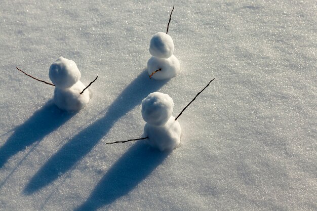 Foto jogos na neve com a criação de várias figuras de boneco de neve