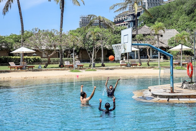 Jogue com a família Jogue basquete nas férias da piscina com a família Celebração de pegar a bola