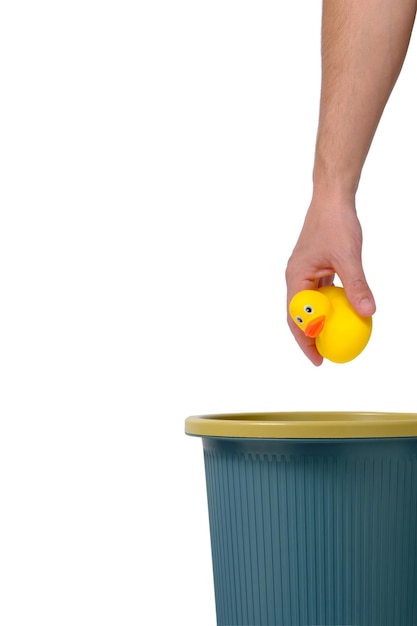 Jogue o patinho de borracha amarelo no lixoAcabe com a infância começando a idade adulta