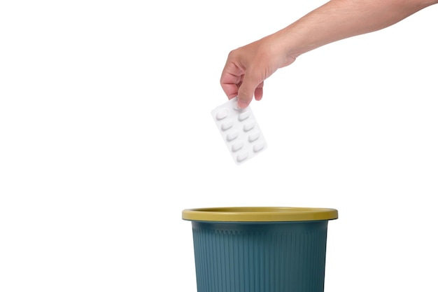 Jogue pílulas de pacote no lixo Fundo branco isolado