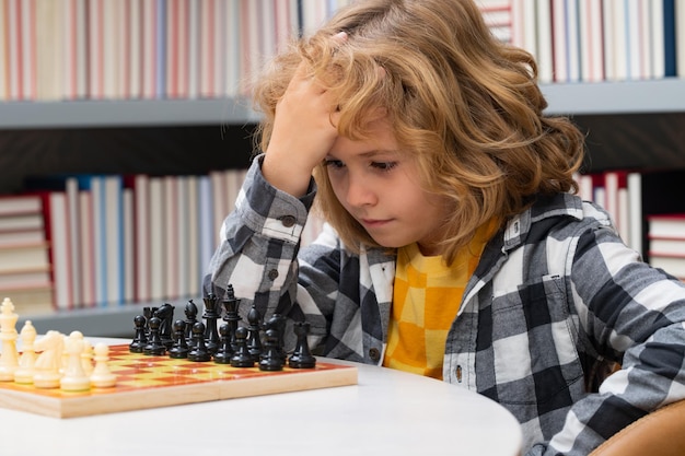 Jogue xadrez, criança inteligente, concentrada e pensante, jogando xadrez,  desenvolvimento do cérebro infantil e jogo de lógica