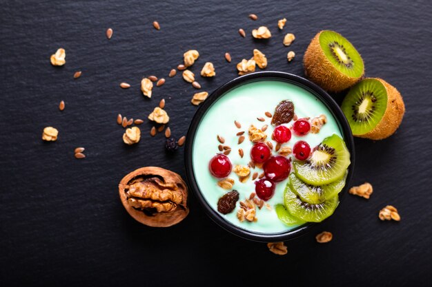 Jogurt-Frühstücks-Schüsselobst des gesunden Lebensmittels bunte mit Kopienraum