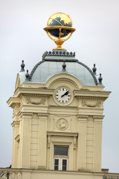 Johannes Kepler-Statue an der Wiener Fassade mit goldenem Globus auf der Spitze