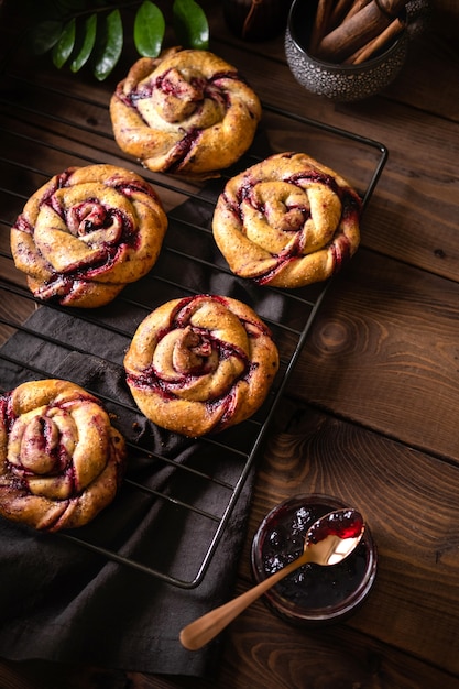 Johannisbeerkuchen auf Holzoberfläche