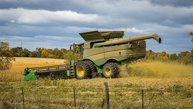 John Deere kombinieren Harvester Ernte Bohnen in Mitte Oktober im Norden von Kentucky