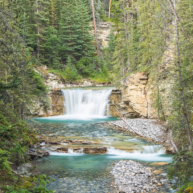 Johnston Canyon Upper Falls no parque nacional de banff canadá