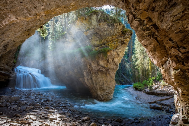 Johnston-Schlucht höhlen im Frühjahr Jahreszeit mit Wasserfällen, Johnston Canyon Trail, Alberta, Kanada aus