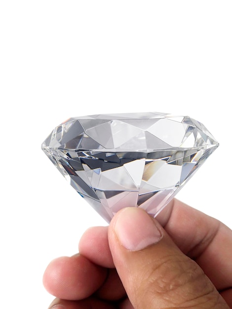Foto joia de diamante na mão isolada em fundo branco