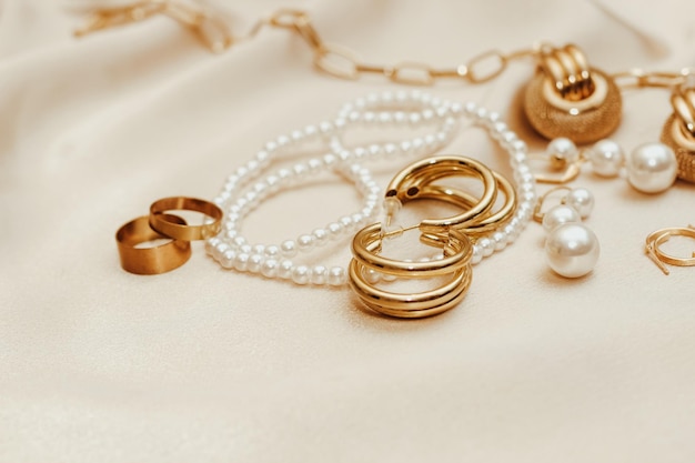Jóias da moda de corrente de ouro de joias femininas em um fundo de seda