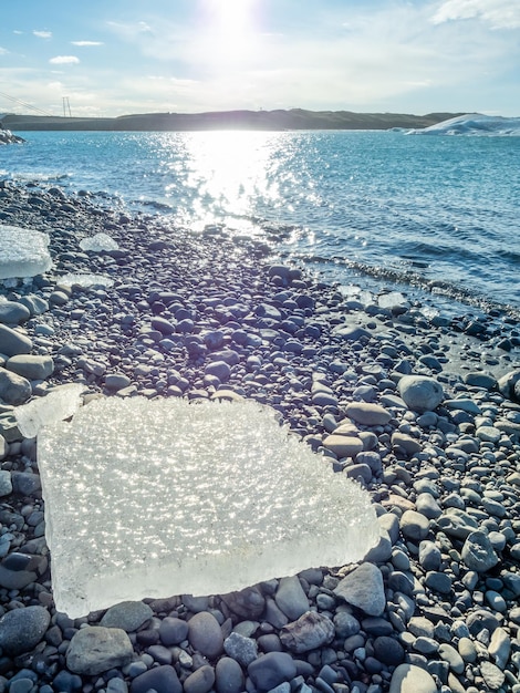 Jokulsarlon-Eisberglagune mit Gletscher und großem Eisberg unter bewölktem blauem Himmel in Island