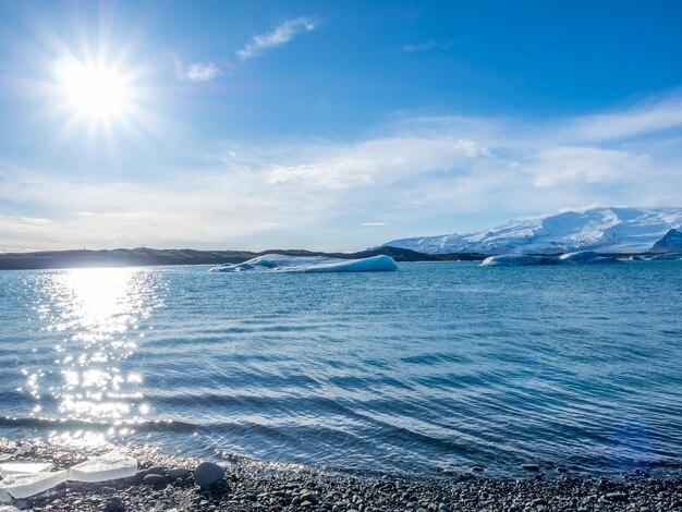 Jokulsarlon-Eisberglagune mit Gletscher und großem Eisberg unter bewölktem blauem Himmel in Island