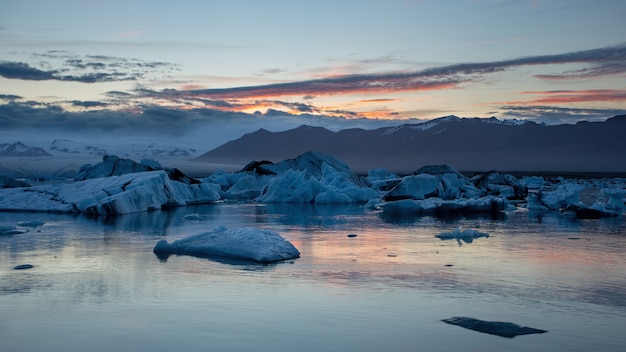 Jokulsarlon, Gletscherlagune in Island bei Nacht mit im Wasser schwimmendem Eis.