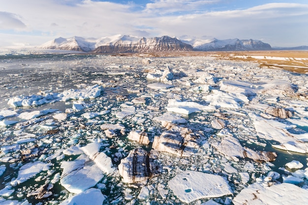 Jokulsarlon-Gletscherlagune mit Eisbergschwimmen und Bergen