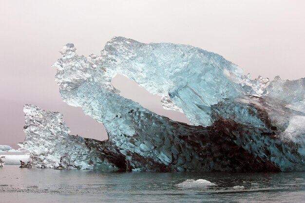 Jokulsarlon Island Mitte des Sommers Schmelzende Eisberge aus dem Vatnajokull-Gletscher schwimmen in der Jokulsarlonschlucht