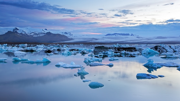 Jokulsarlon, laguna glaciar en Islandia en la noche con hielo flotando en el agua.