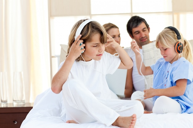 Jolly brothers escuchando música con auriculares