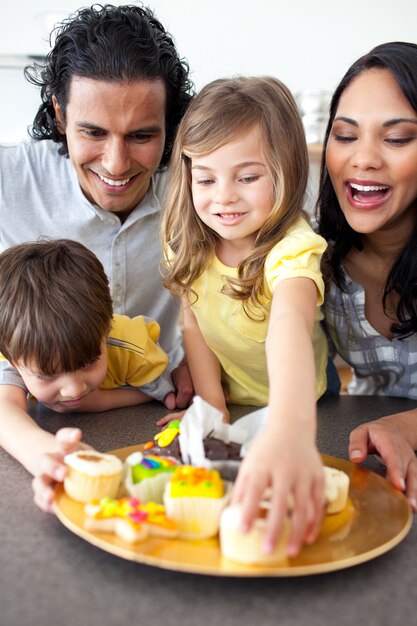 Jolly family comendo biscoitos