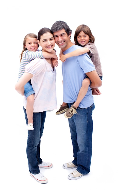 Jolly parents dando a sus hijos un paseo a cuestas