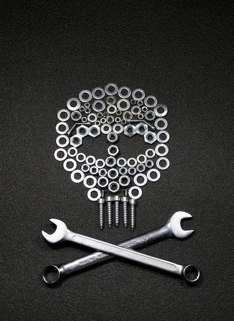 Jolly Roger-Symbol aus Hardware-Elementen