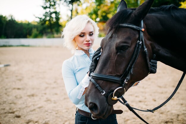 Jóquei e cavalo feminino, passeios a cavalo