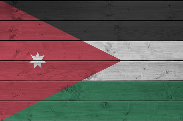 Jordanien Flagge in hellen Farben auf alten Holzwand dargestellt. Strukturiertes Banner auf rauem Hintergrund