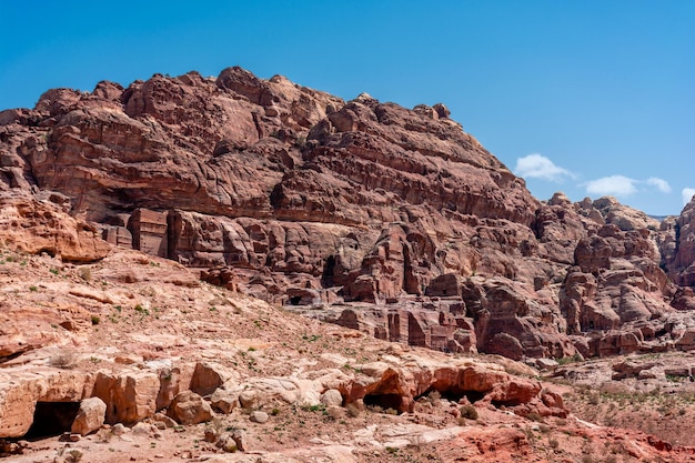 Jordanische Berge rund um die Stadt Petra tagsüber Landschaft an einem sonnigen hellen Tag