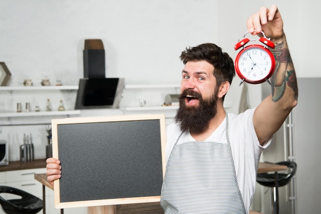 Jornada de puertas abiertas hoy. es hora de la buena comida. Entrega 24 horas al día. pizza justo a tiempo. hombre feliz listo para comer. anuncio de servicio de catering. Copie el espacio para su texto. hora del desayuno. Panadero confiado.