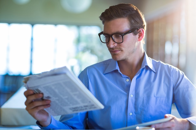 Foto jornal de leitura do homem