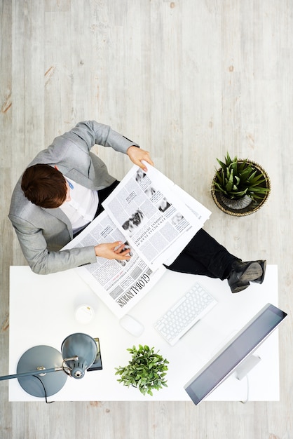 Jornal de leitura no local de trabalho