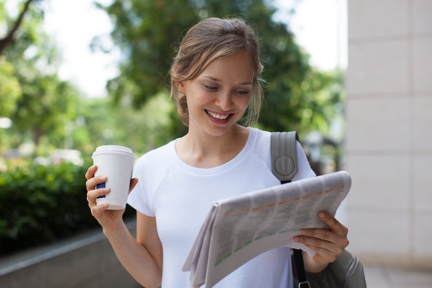 Jornal positivo da leitura da mulher na rua