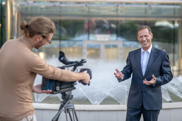 Foto jornalista em entrevista