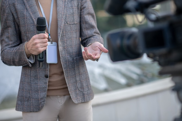 Foto jornalista em entrevista