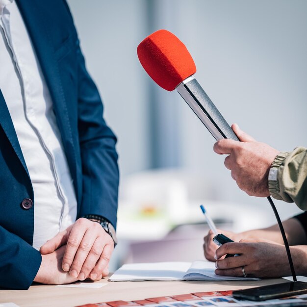 Foto jornalista entrevista palestrante respondendo a perguntas