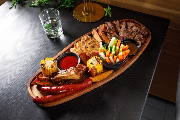 Josper-Set aus Schweinerippchen, Hähnchenfilet, Ribeye-Steak, Jagdwürstchen, Mais, Kartoffeln und frischem Gemüse