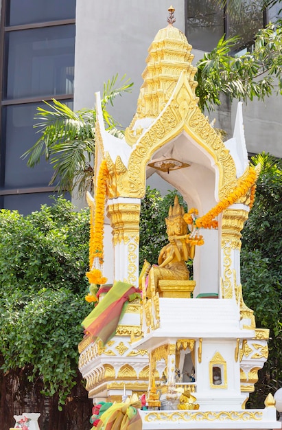 Foto joss haus sanprapum in thailand heiligtum goldene statue des gottes brahma mit girlande im park