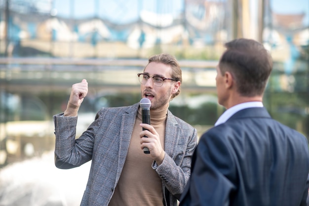 Foto journalist macht ein interview