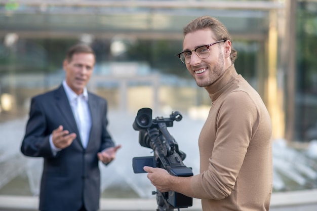 Foto journalist macht ein interview