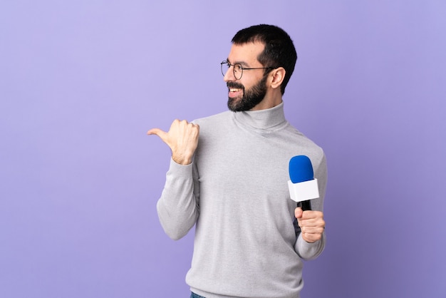 Journalist oder Reporter mit Mikrofon