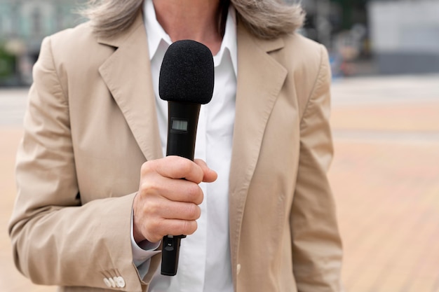 Foto journalistin, die im freien arbeitet