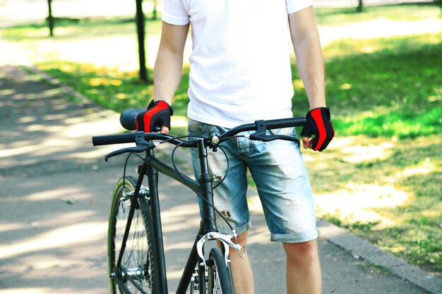 Jovem a andar de bicicleta no parque da cidade