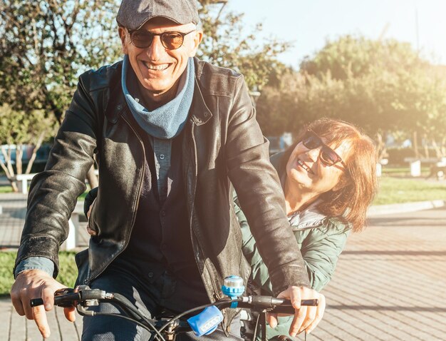 Foto jovem a andar de bicicleta