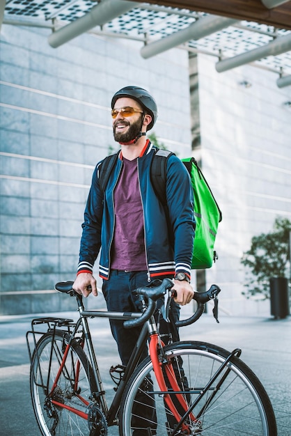 Jovem a andar de bicicleta