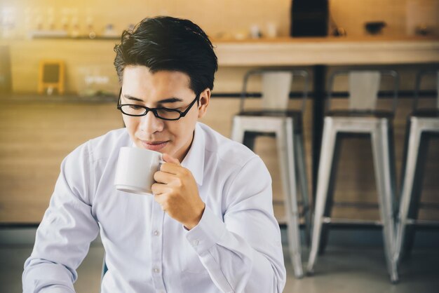 Jovem a beber café num café.