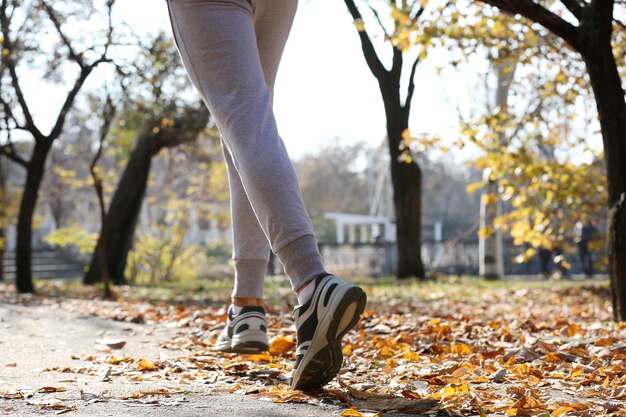 Jovem a correr no parque