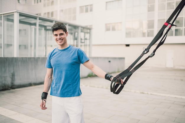 Jovem a exercitar-se no terraço da construção