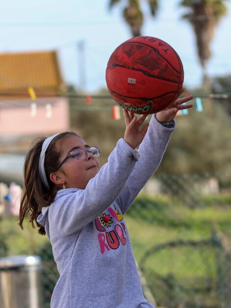 Foto jovem a jogar basquetebol.